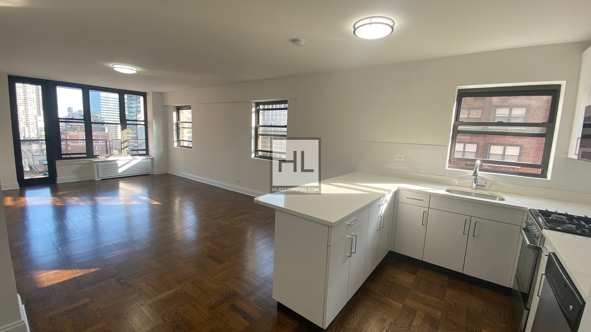 Photo for 165 East 35th Street - 165 East 35th Street Rental Building in Murray Hill, Manhattan