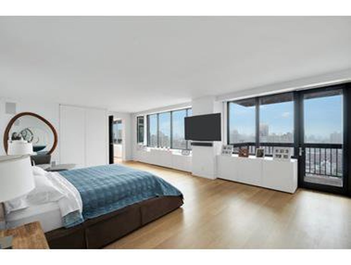Photo for The Oxford - 422 East 72nd Street Condominium in Upper East Side, Manhattan