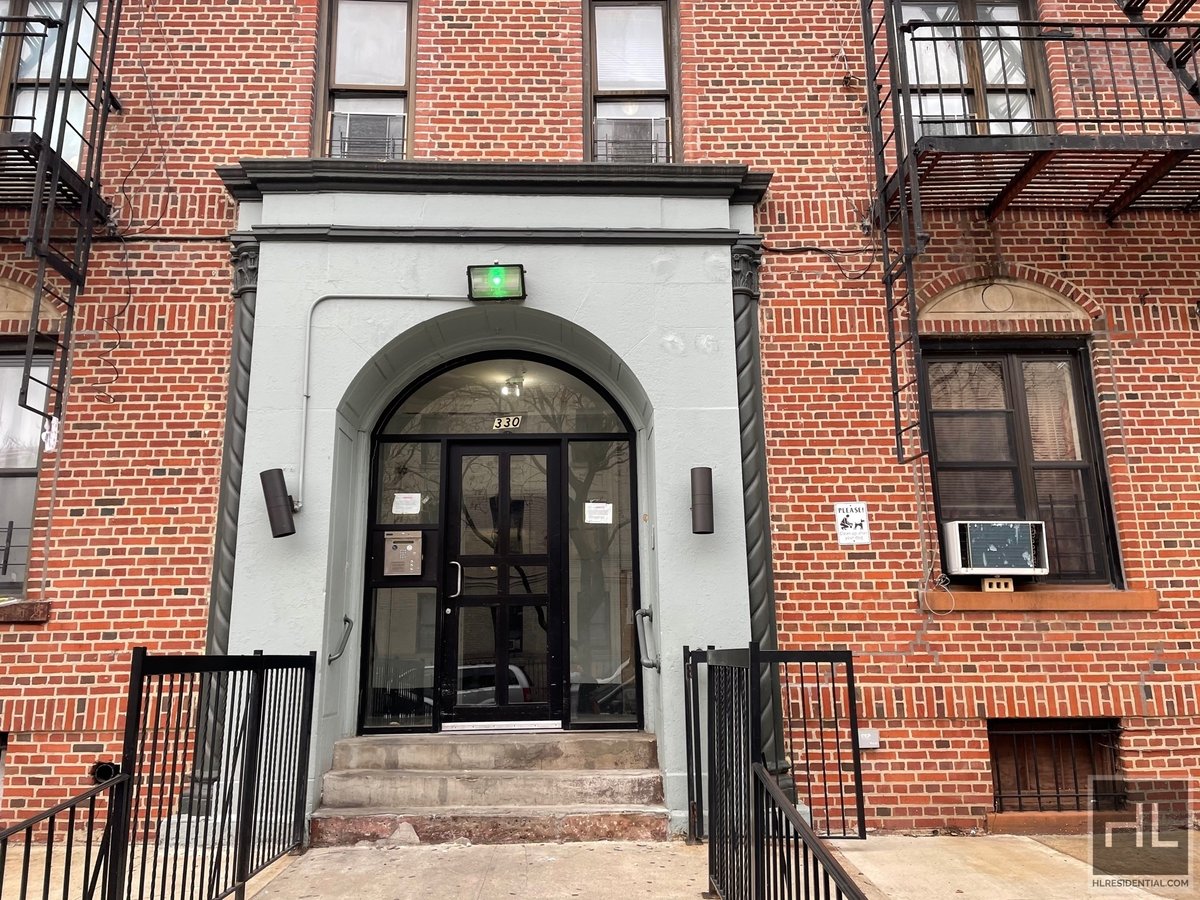 LOVELY, BRIGHT AND LARGE STUDIO EAST 22 STREET/DITMAS PARK Rental