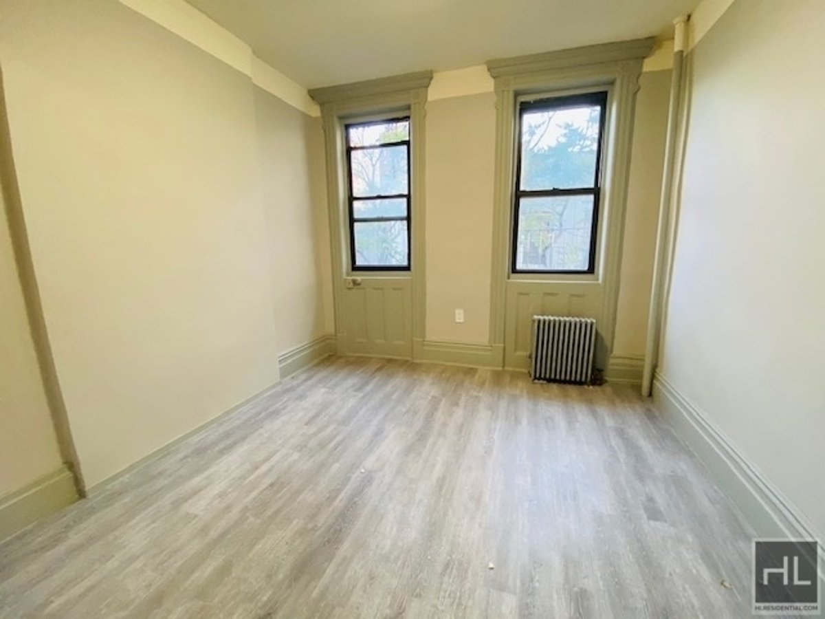 Charming 1 Bedroom in the Heart of the East Village! Open Concept