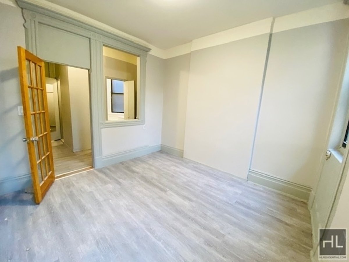 Charming 1 Bedroom in the Heart of the East Village! Open Concept