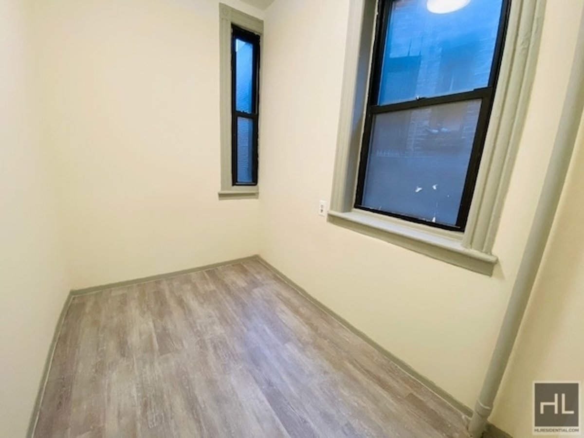 Charming 1 Bedroom in the Heart of the East Village! Open Concept