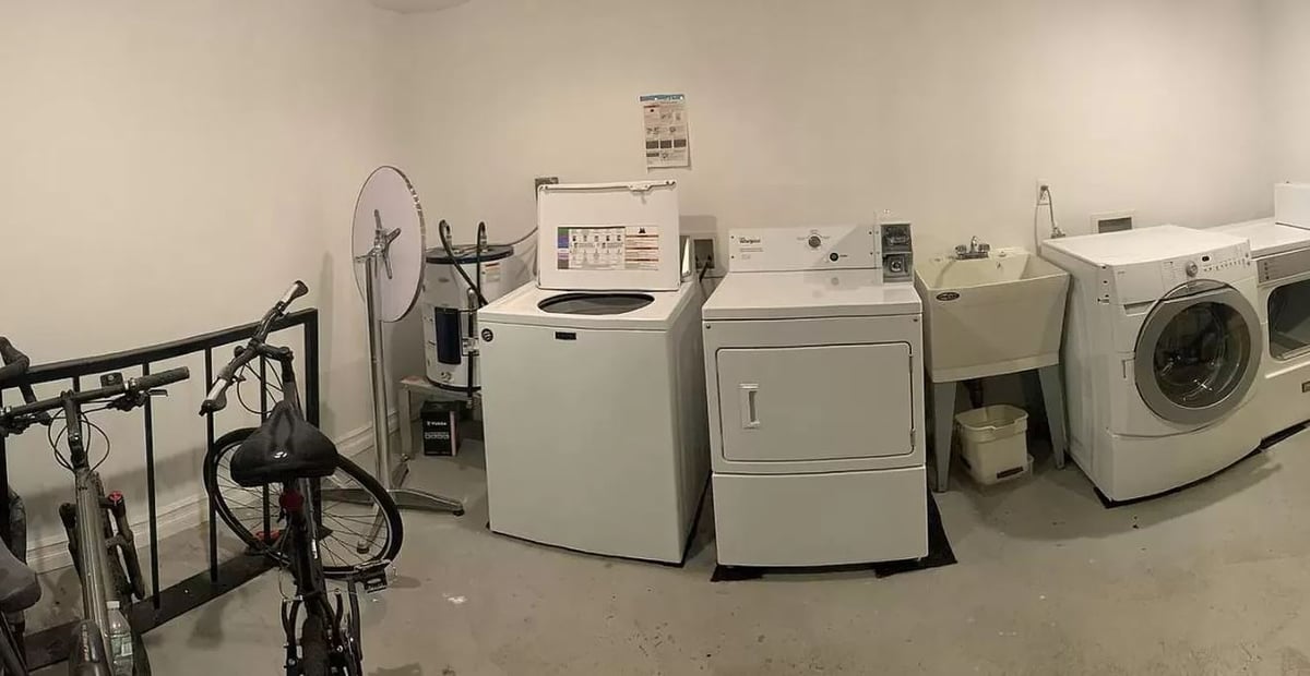 LARGE. SUNNY AND BEAUTIFUL 1 BEDROOM 6 AVENUE/ PRIME GREENWOOD Rental