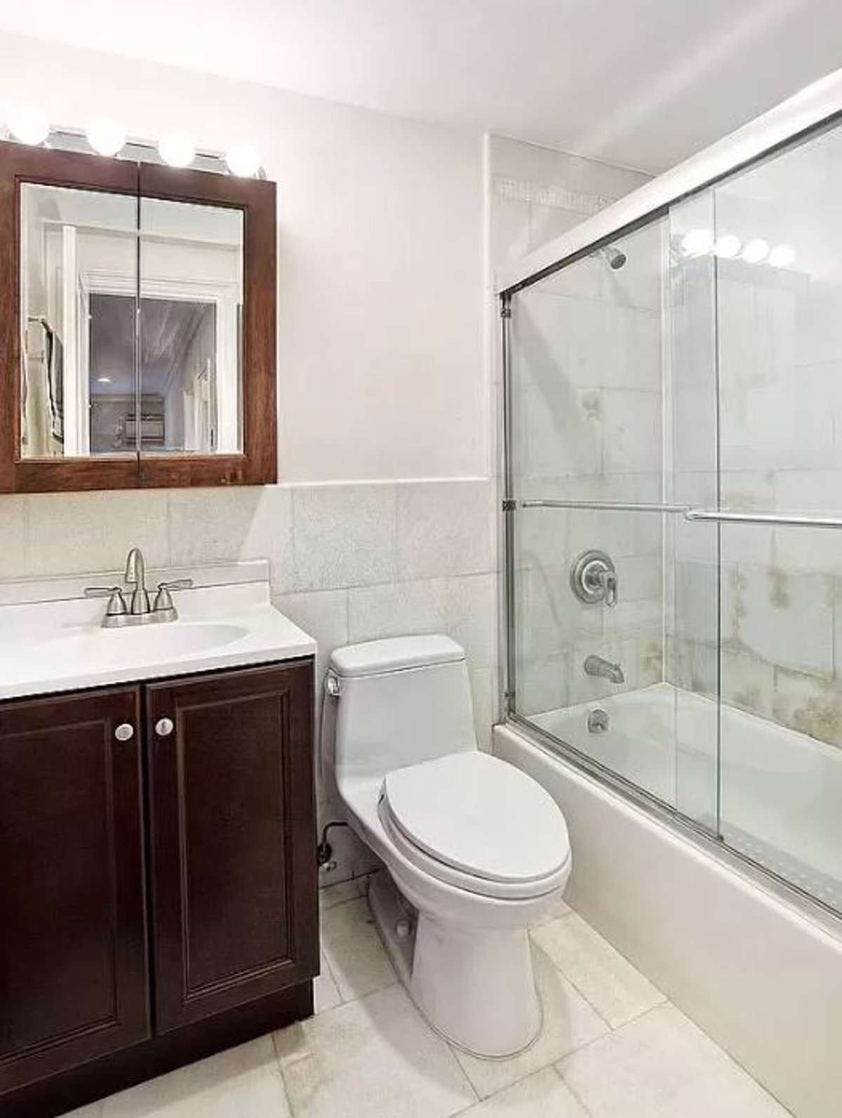 LARGE. SUNNY AND BEAUTIFUL 1 BEDROOM 6 AVENUE/ PRIME GREENWOOD Rental