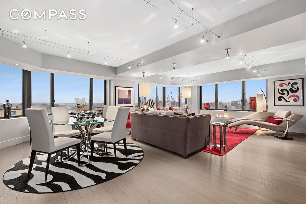 Photo for 10 East End Avenue - 10 East End Avenue Cooperative in Upper East Side, Manhattan