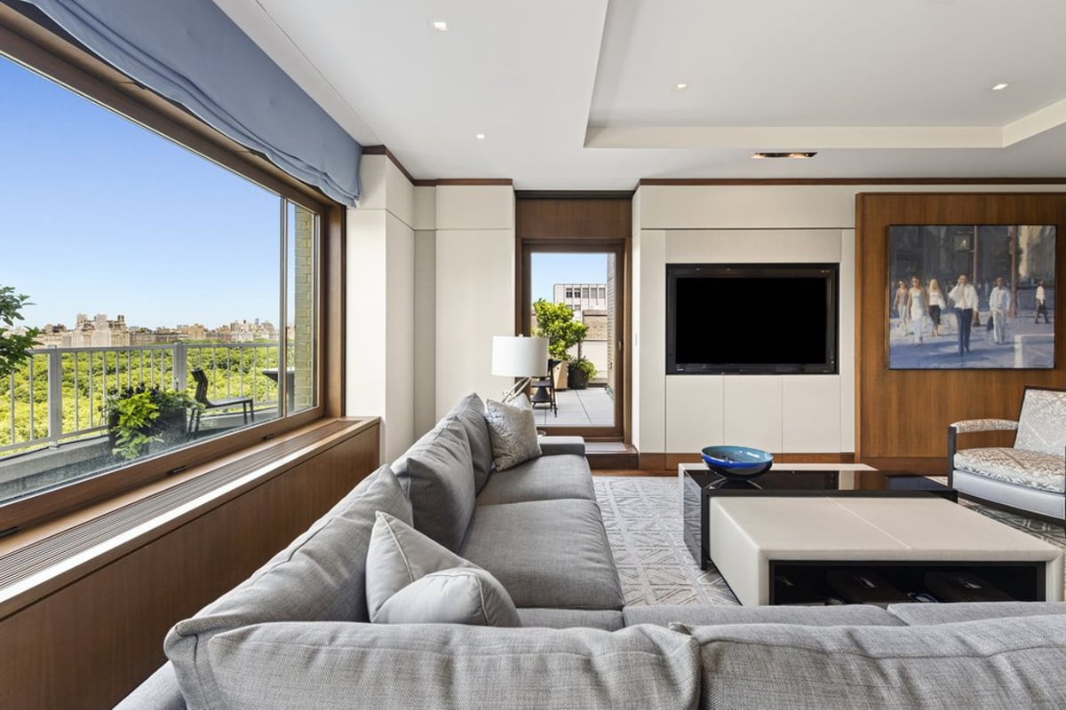 Photo for 880 5th Avenue - 880 Fifth Avenue Cooperative in Upper East Side, Manhattan