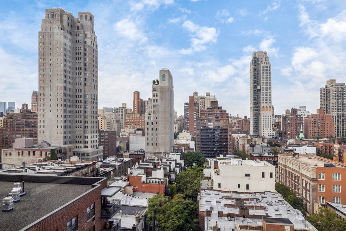 Photo for Wellington Tower - 350 East 82nd Street Condominium in Upper East Side, Manhattan
