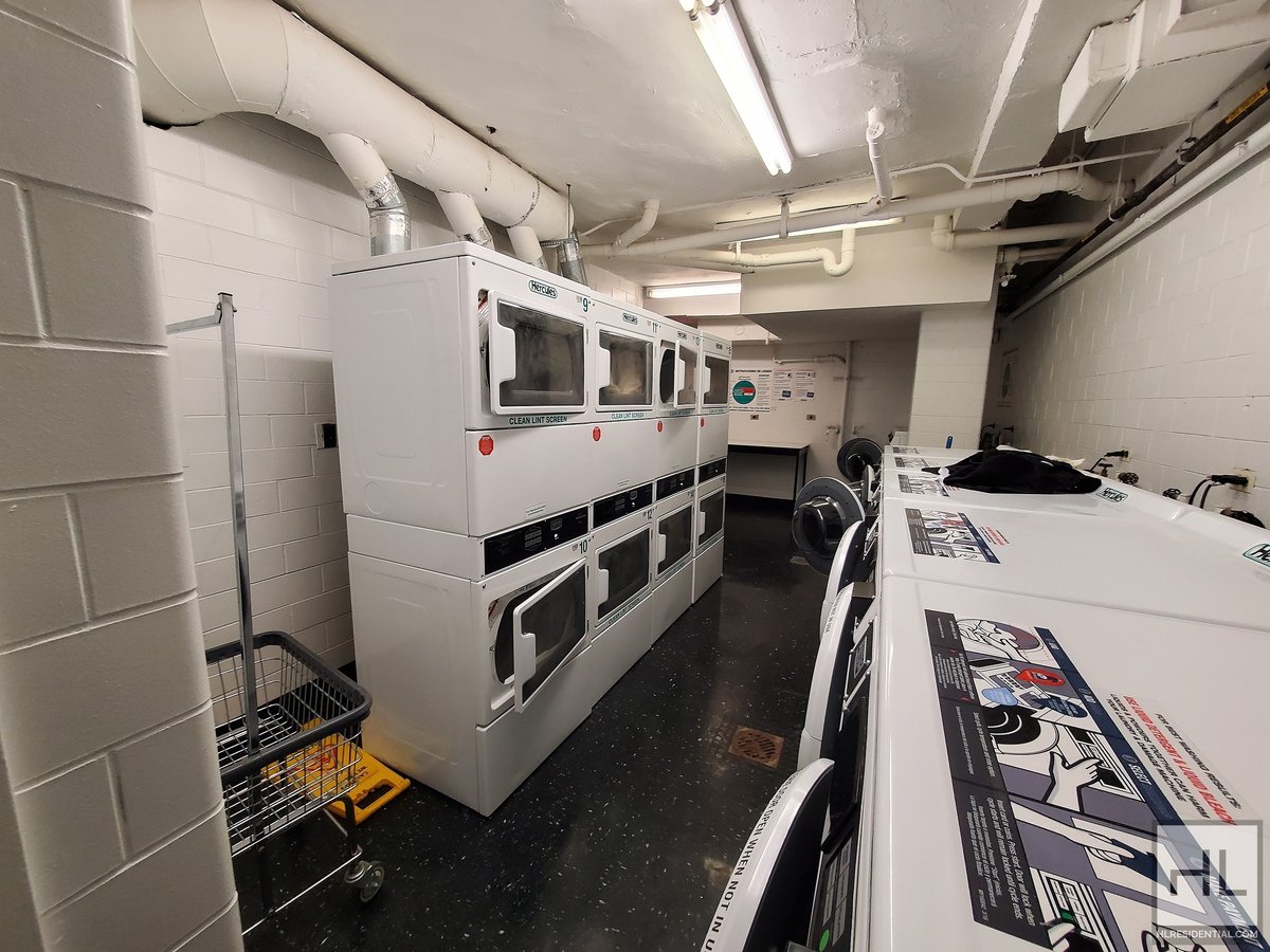 NO BROKER FEE! Stunning 1 Bedroom Apartment with Kitchen Island in