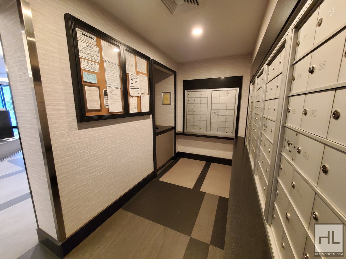 NO BROKER FEE! Stunning 1 Bedroom Apartment with Kitchen Island in