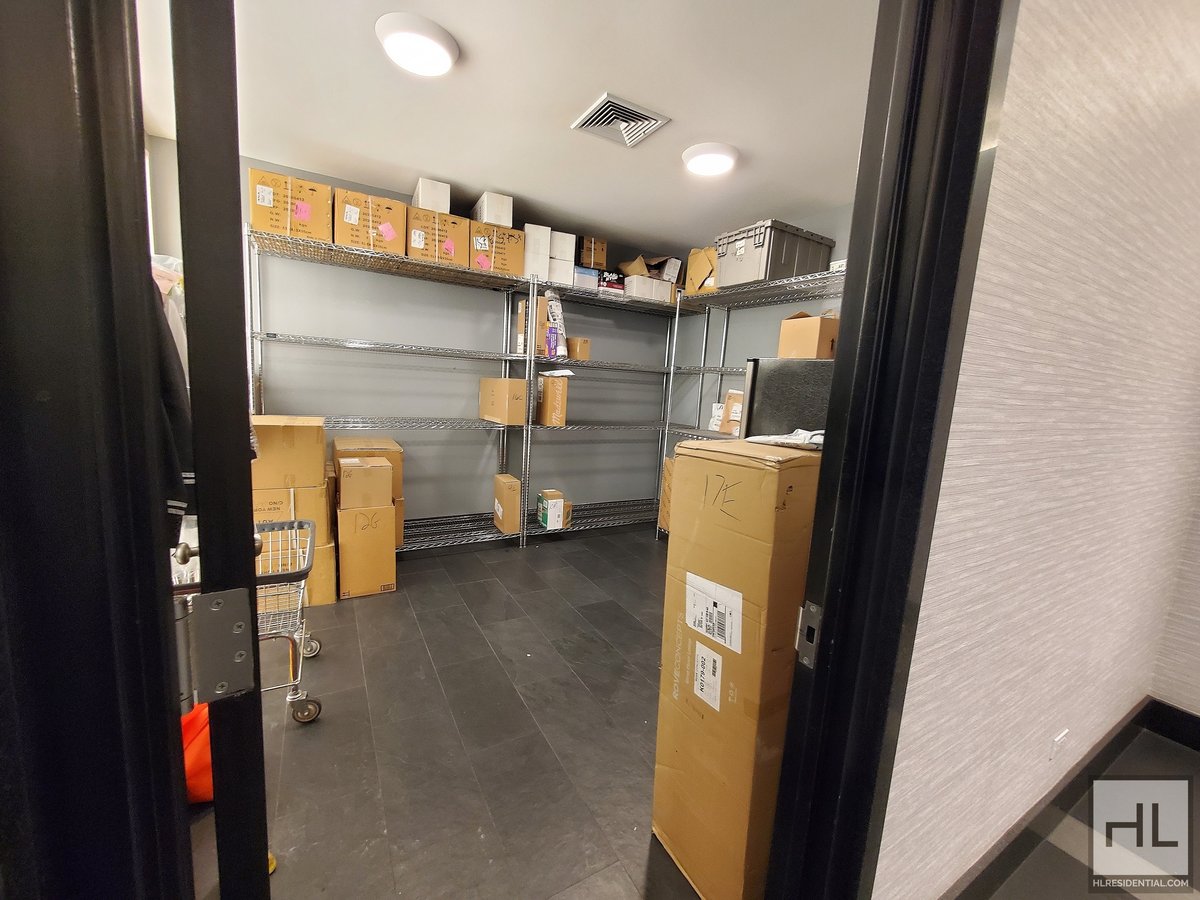 NO BROKER FEE! Stunning 1 Bedroom Apartment with Kitchen Island in