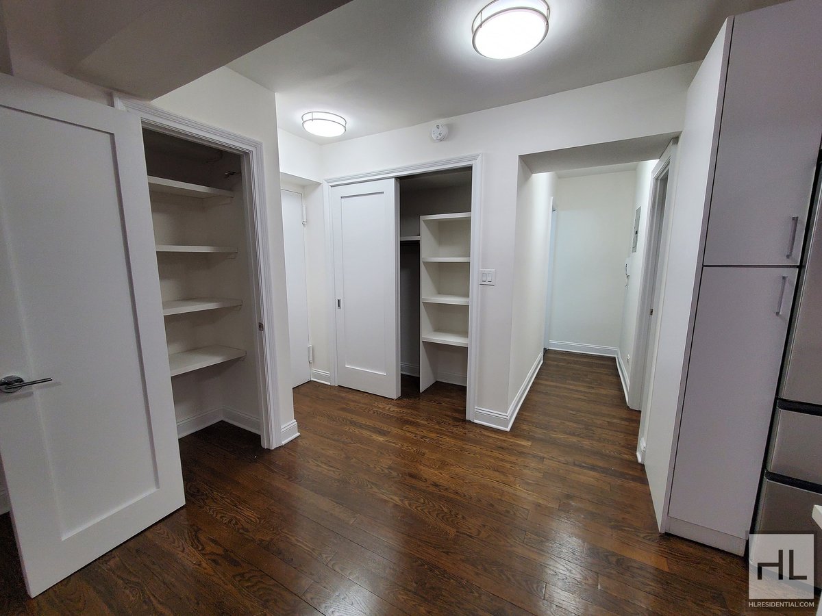 NO BROKER FEE! Stunning 1 Bedroom Apartment with Kitchen Island in Prime Midtown East Location