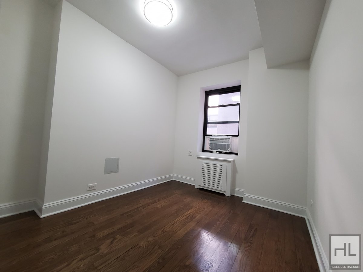 NO BROKER FEE! Stunning 1 Bedroom Apartment with Kitchen Island in Prime Midtown East Location