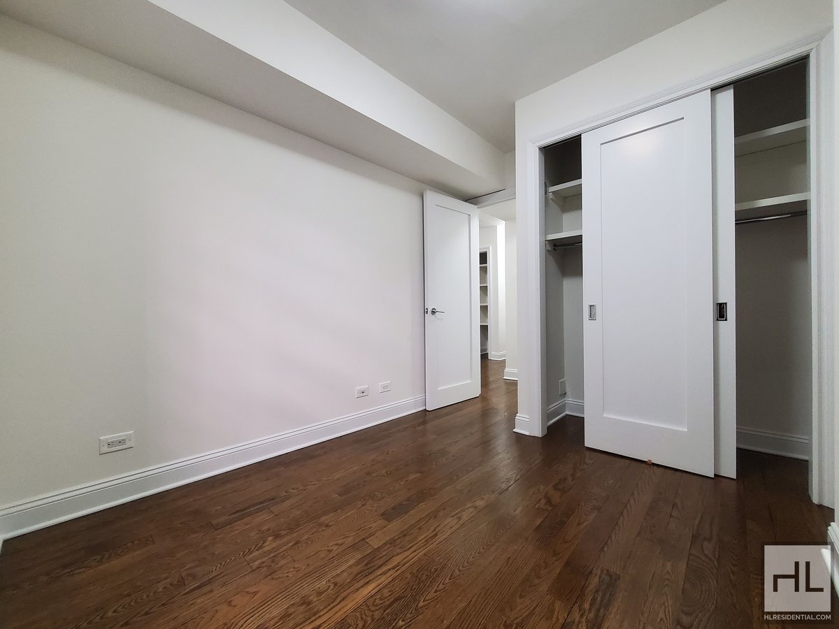 NO BROKER FEE! Stunning 1 Bedroom Apartment with Kitchen Island in