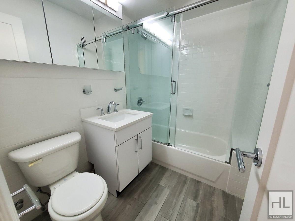 NO BROKER FEE! Stunning 1 Bedroom Apartment with Kitchen Island in