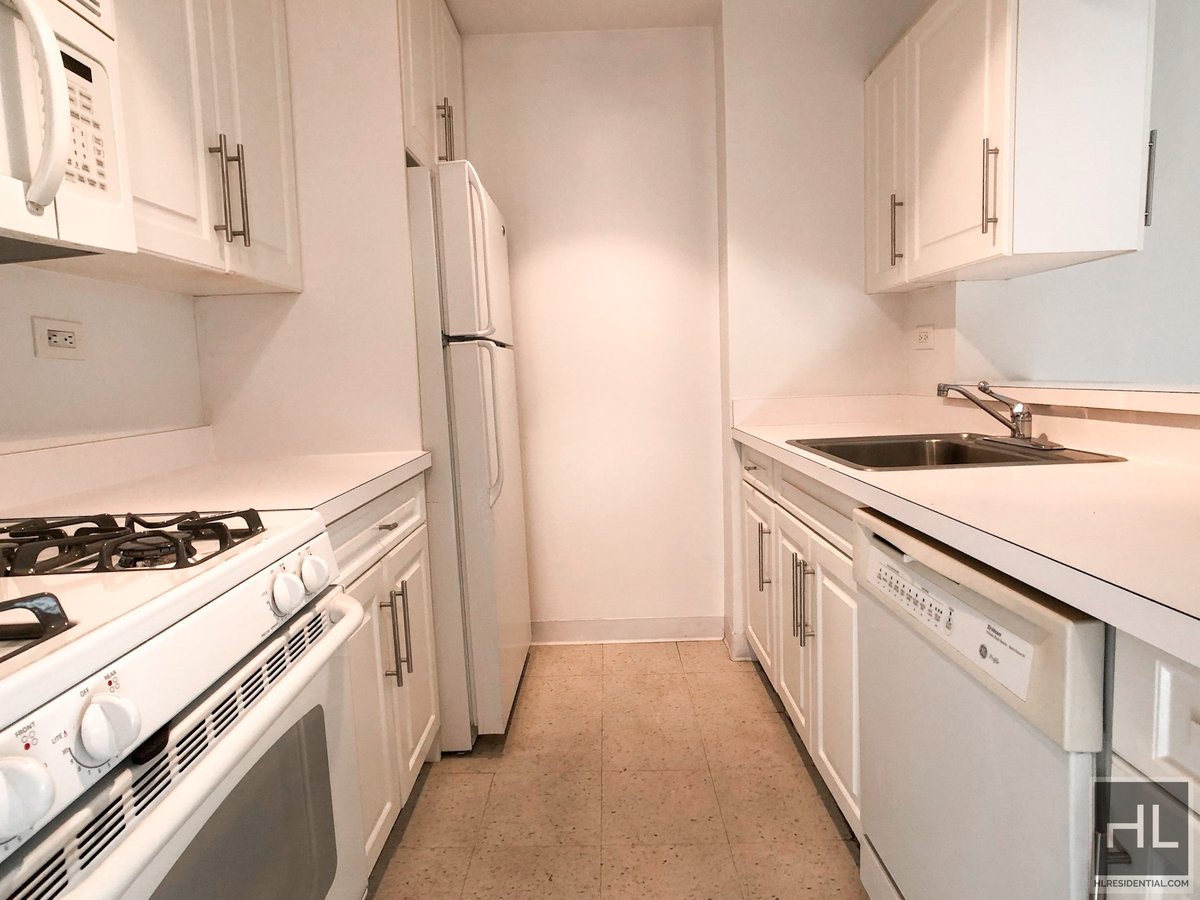 Photo for 400 East 71st Street - 400 East 71St Street Rental Building in Lenox Hill, Manhattan