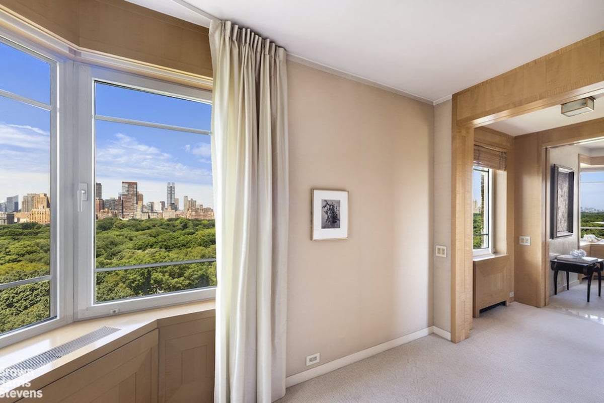 Photo for 880 5th Avenue - 880 Fifth Avenue Cooperative in Upper East Side, Manhattan