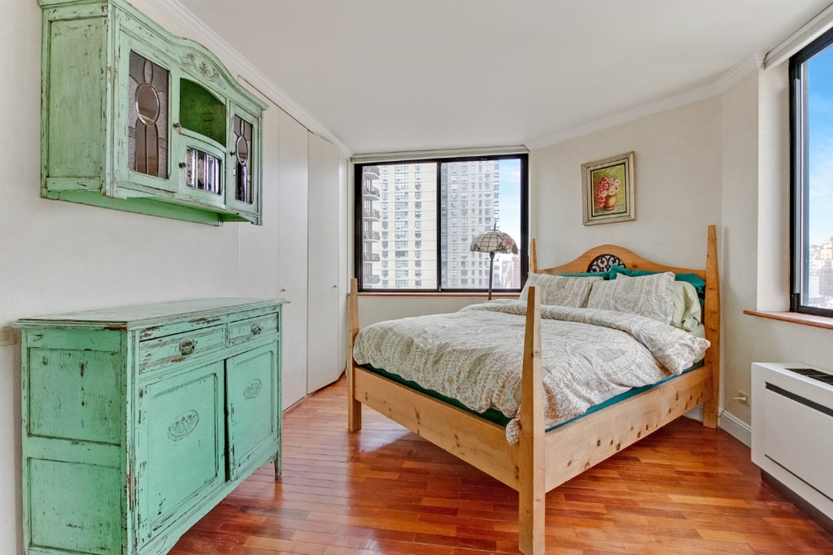 Photo for The Saratoga - 330 East 75th Street Condominium in Upper East Side, Manhattan