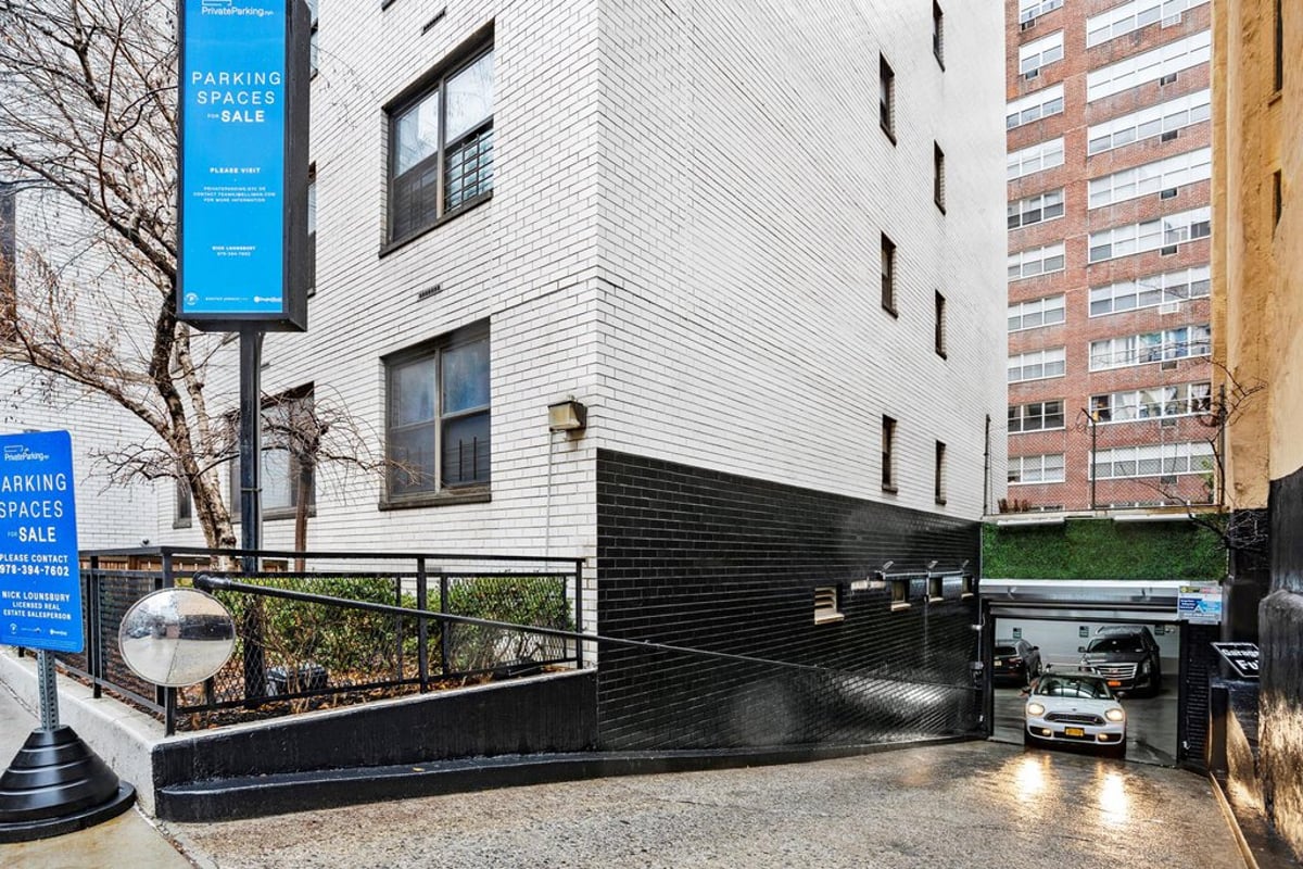 Photo for The Mayfair - 301 East 69th Street Condominium in Upper East Side, Manhattan