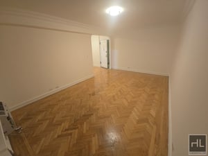 Photo for Yorkville E. 88th St. Near Q, Grand Studio w/Doorman, Elevator, Laundry & NO Broker's Fees!