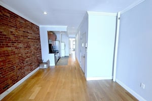 Photo for E 7TH ST.